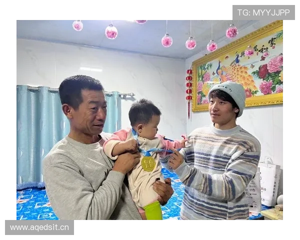 杨昊训练完直接去接孩子放学，背的包比我一个月工资还贵